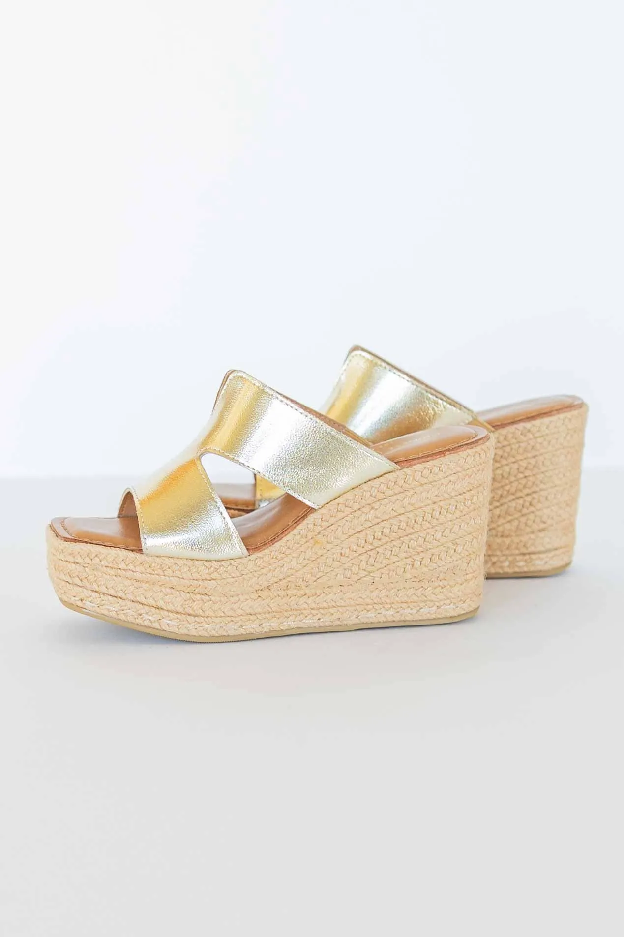 [CHINESE LAUNDRY] NEXT DOOR WEDGE PLATFORM SANDAL-METALLIC GOLD