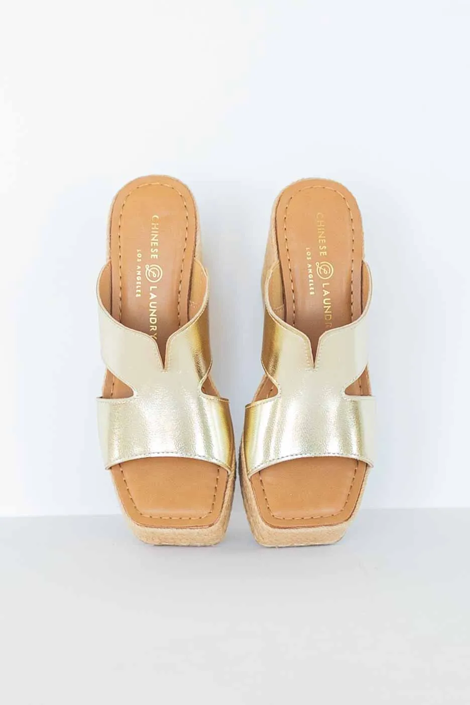 [CHINESE LAUNDRY] NEXT DOOR WEDGE PLATFORM SANDAL-METALLIC GOLD
