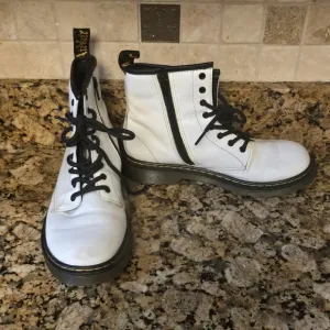 Doc Dr. Martens Girls Zavala J AW004 Lace Up‎ Combat Boot White Size 4 Youth