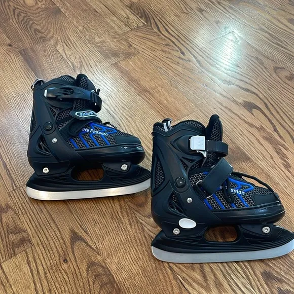 Nattork Ice Skates. Lace-Up Skates. Soft Padding and Reinforced Ankle Support.