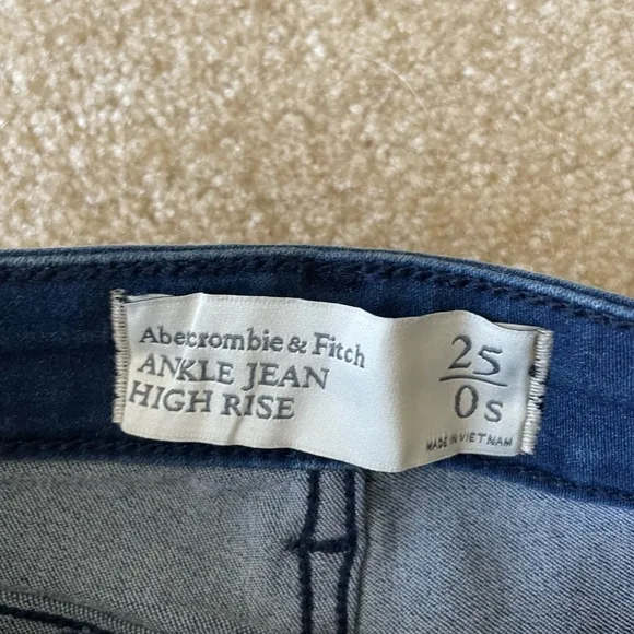 NWT Abercrombie &amp; Fitch Ankle‎ High rise jeans. Women size 25/0 short