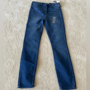 NWT Abercrombie &amp; Fitch Ankle‎ High rise jeans. Women size 25/0 short