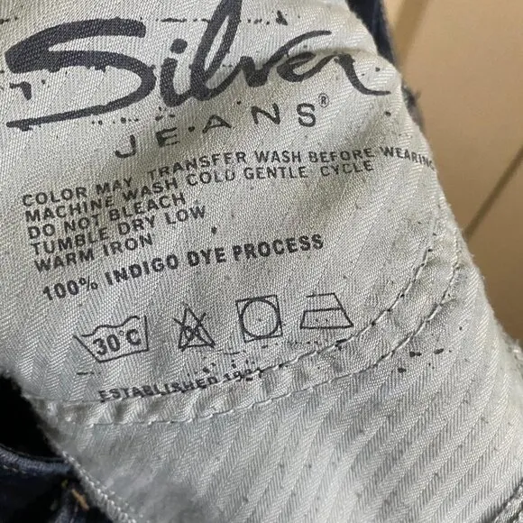 Silver Women's Santorini Dark Wash Cropped Ankle Factory Faded Jeans Size 28